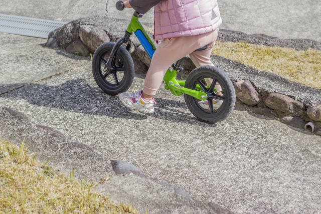 ストライダーに乗る子ども